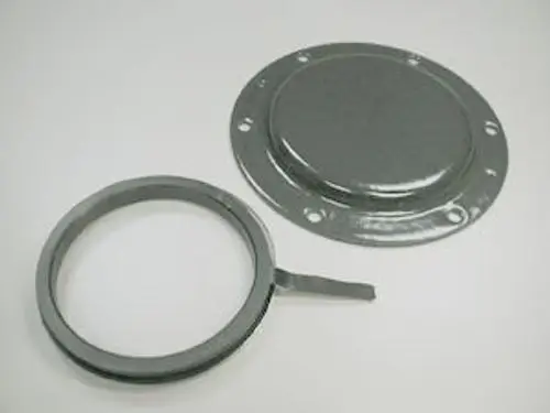 Grauer oberer Reinigungsdeckel von Remeha, bestehend aus einer runden Abdeckung und einem befestigenden Ring mit Halterung.